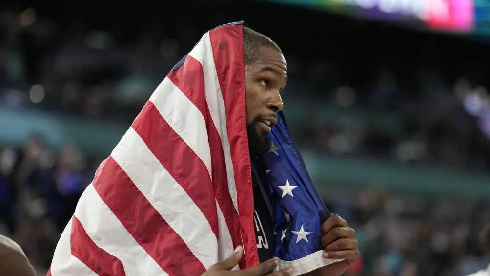 El basquetbolista se incursiona en el futbol