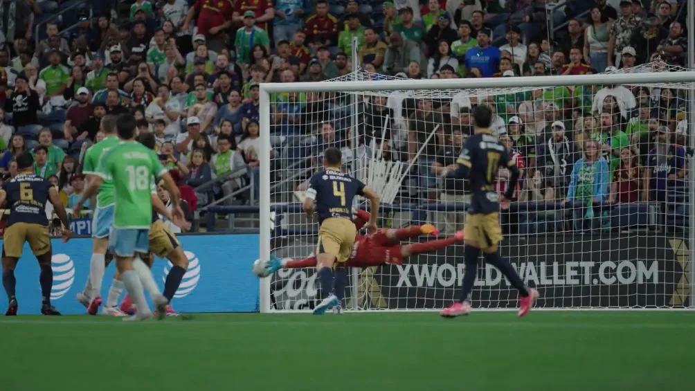 Primer gol de Seattle a Pumas