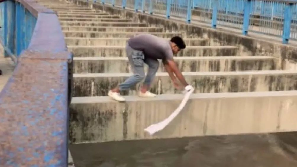 Hombre se vuelve viral en redes sociales al arriesgar su vida y salvar a sujeto que era arrastrado por una corriente. Foto Captura de pantalla
