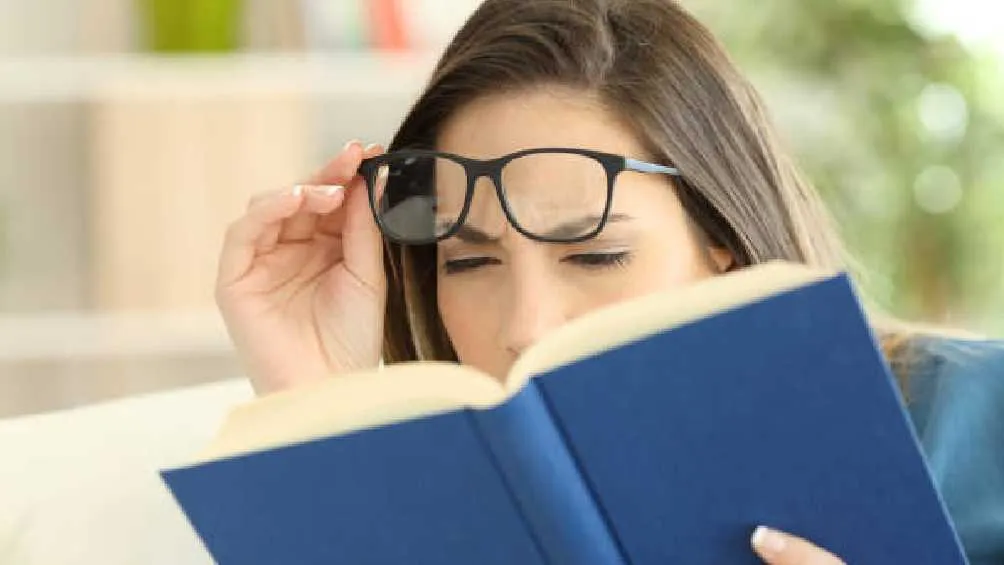 Pixabay Acomodar la vista para leer de cerca es un proceso normal.