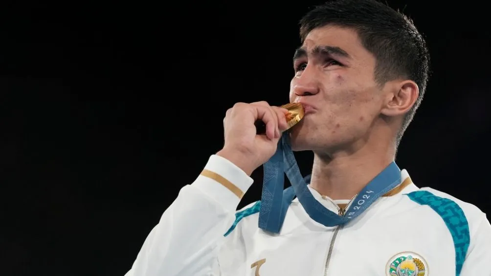 Asadkhuja Muydinkhujaev con medalla de oro