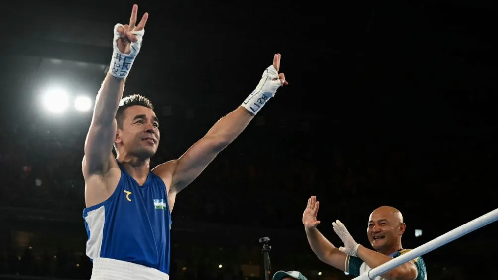 Hasanboy Dusmatov festeja triunfo