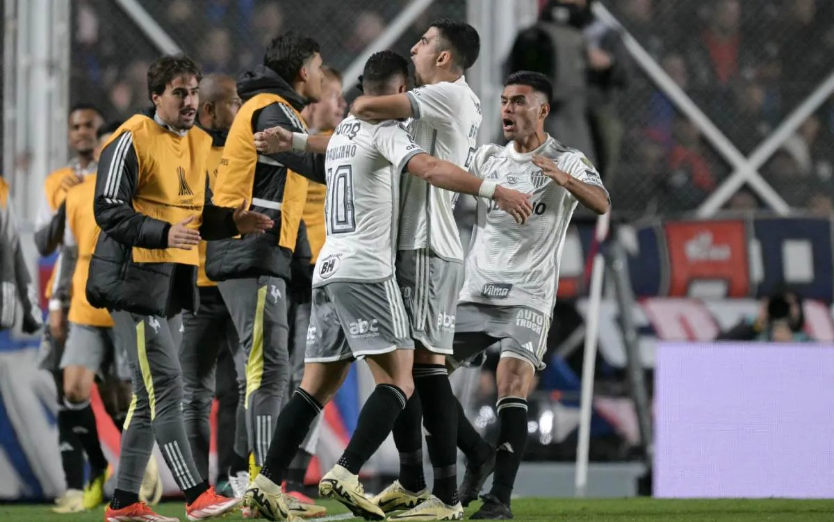 X: @Libertadores Paulinho festea gol con sus compañeros