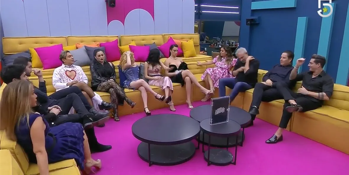 Los habitantes siguen armando sus estrategias para no salir de la casa.