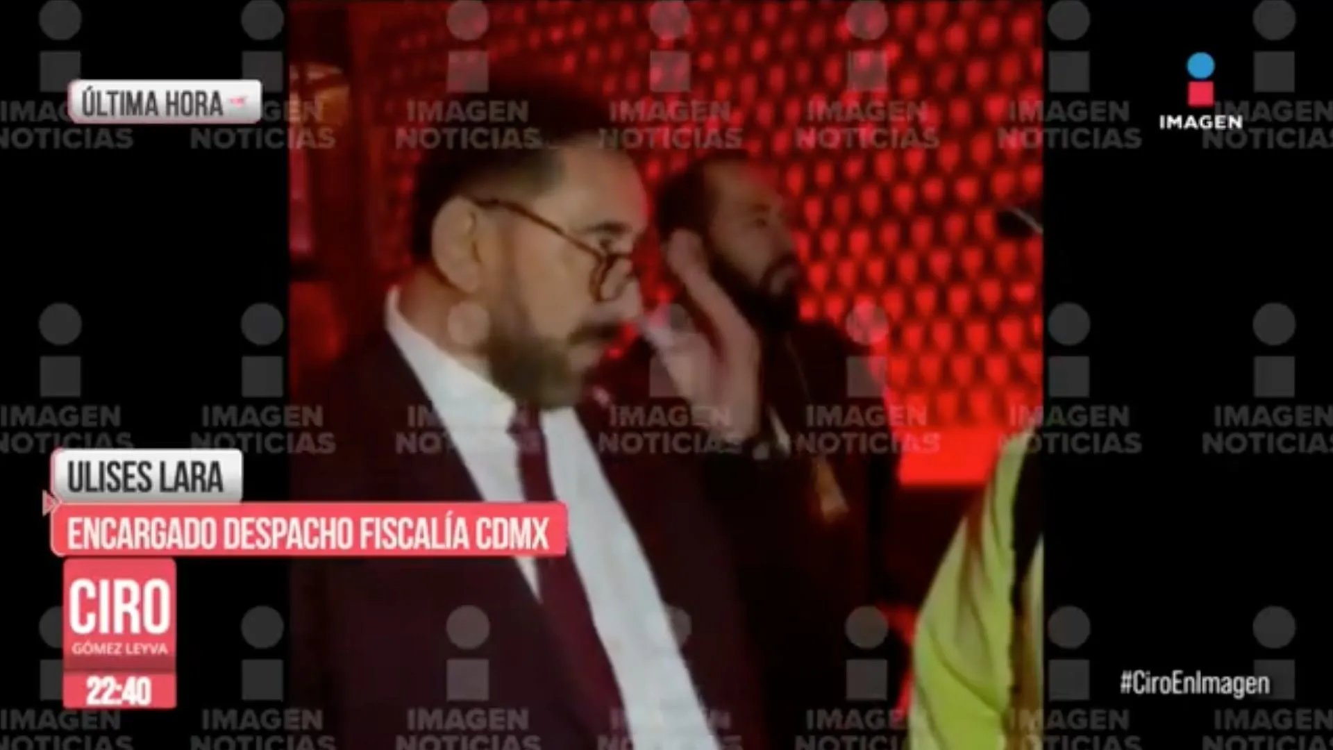 Captura: X: @CiroGomezL El fiscal Ulises Lara no permitió que sacarán de un restaurante a Javier Corral.