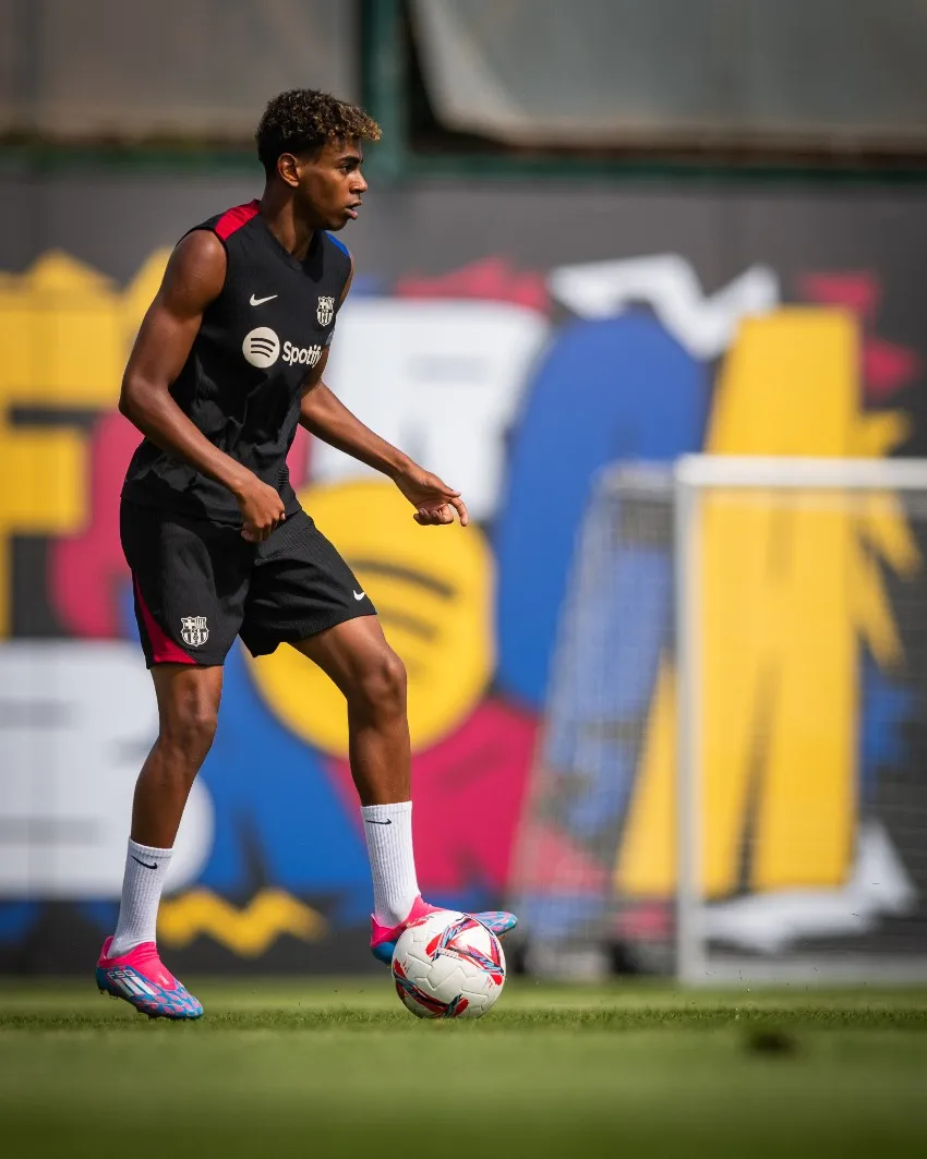 @FCBarcelona Yamal entrenando normal en Barcelona