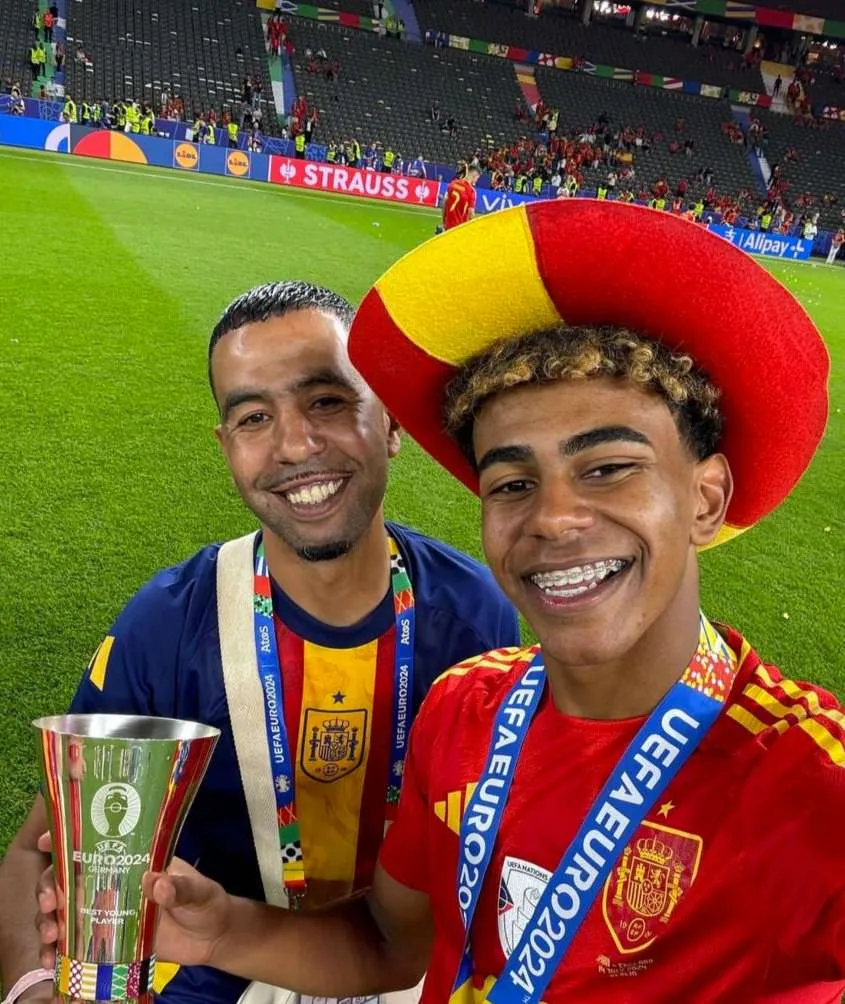 INSTAGRAM: @hustle_hard_304 Yamal y su padre en la Euro 2024