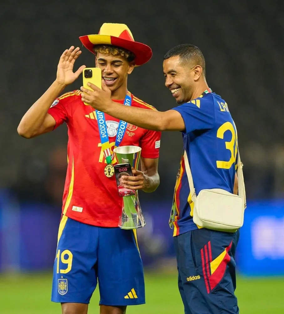 INSTAGRAM: @hustle_hard_304 Yamal y su padre festejan