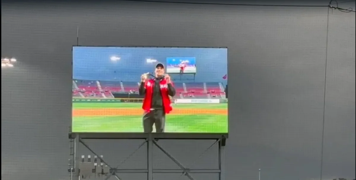 Olvera lanzó la primera bola del partido