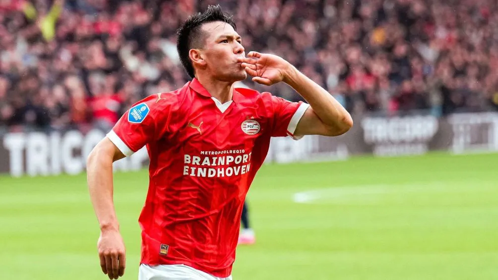 X: @PSV Hirving Lozano en acción