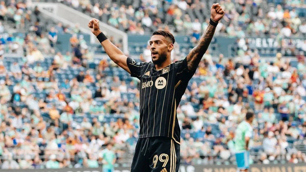Denis Bouanga celebrando el gol con LAFC