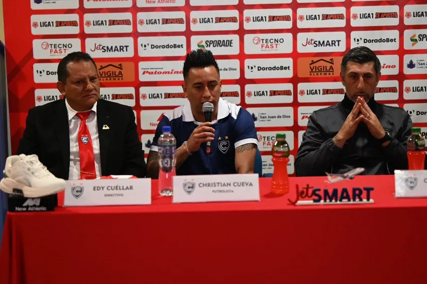 @Club_Cienciano Cueva siendo presentado con su nuevo equipo