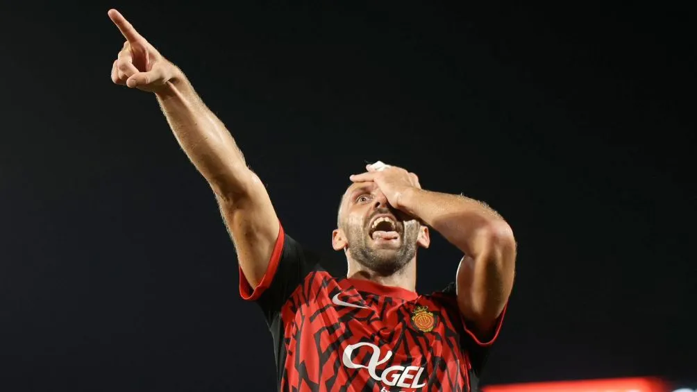 Muriqi festeja con la afición el empate