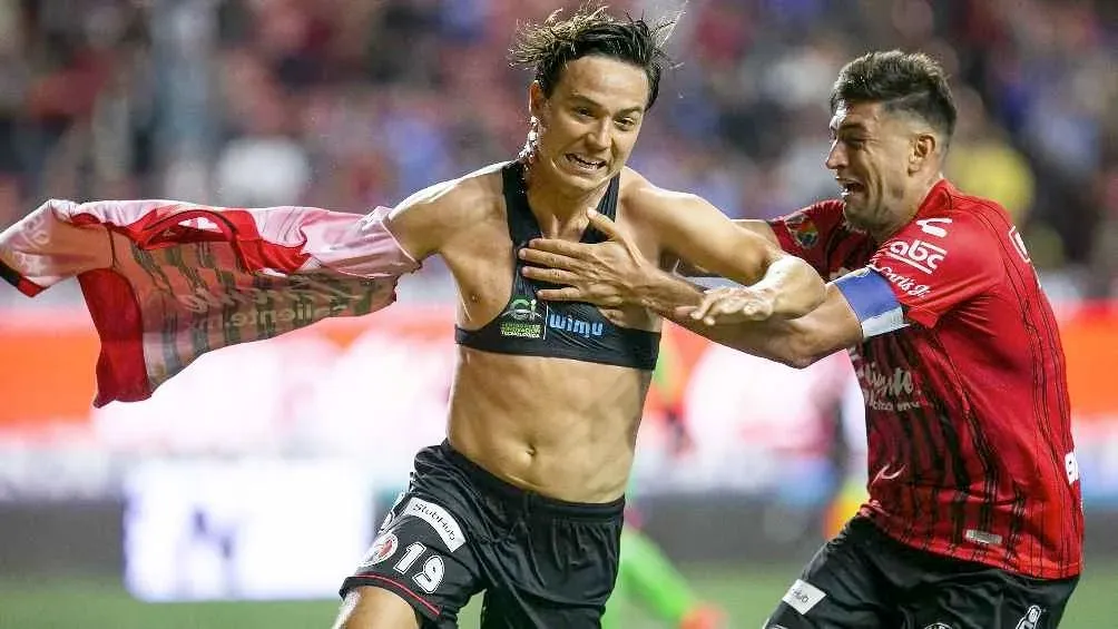 Cubo Torres festejando un gol con Xolos