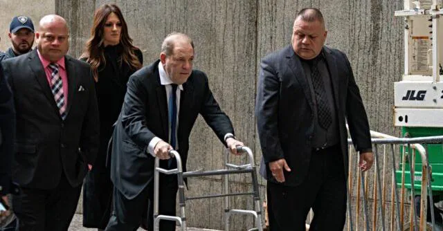 Redes Sociales Harvey Weinstein llegó con dificultades al juzgado.