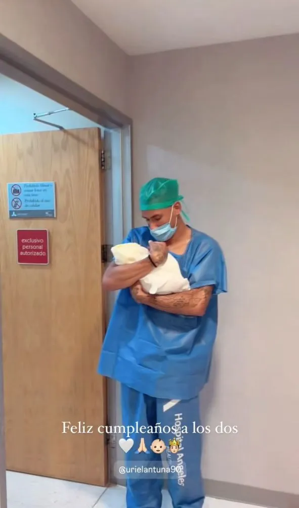 Antuna con su tercer hijo en brazos