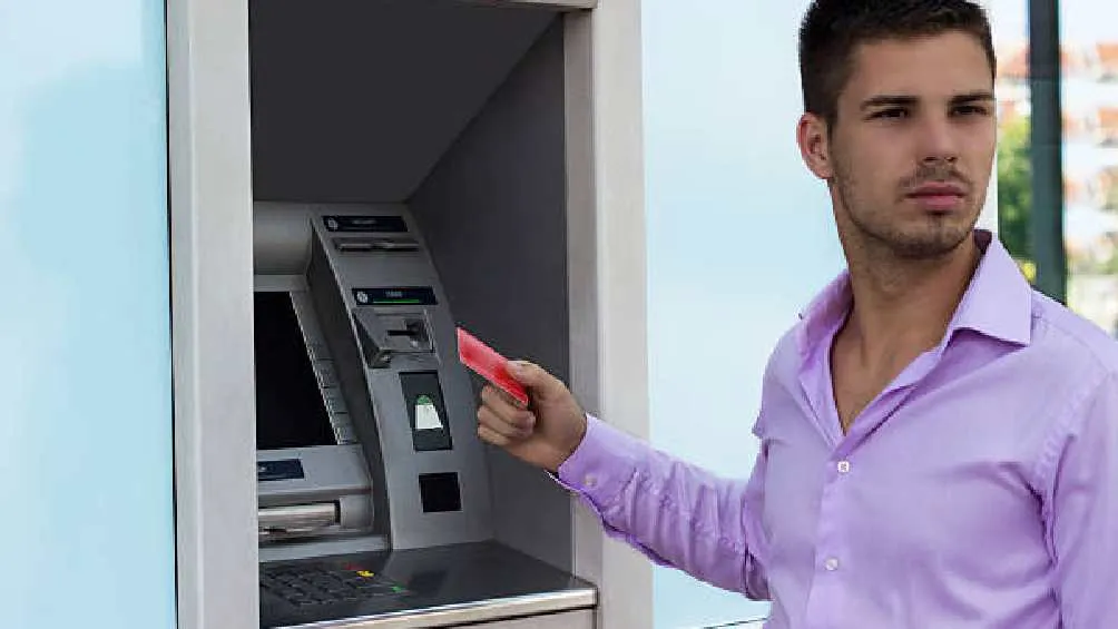 Los delincuentes suelen colocar aparatos en cajeros para clonarte la tarjeta.