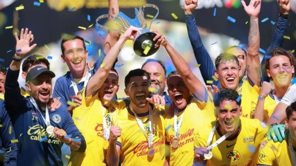 América levantando un campeonato