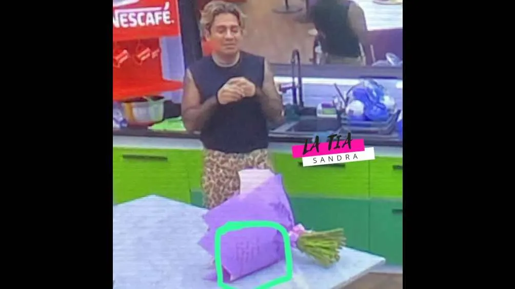 En el papel de las flores se puede leer un mensaje.