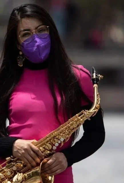 La saxofonista acusó al actor de depredador sexual.