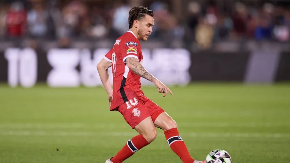 Angulo en acción con Toluca