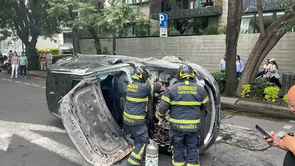 Twitter: @Bomberos_CDMX Bomberos pusieron en ruedas la camioneta que volcó en el accidente.