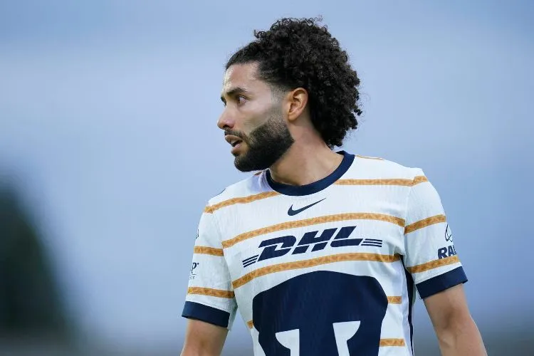 Chino Huerta durante un partido de Pumas