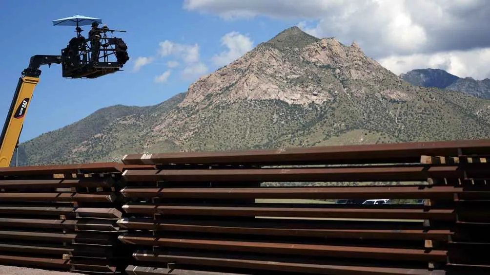 AP También quiere ampliar el muro fronterizo entre México y Estados Unidos.