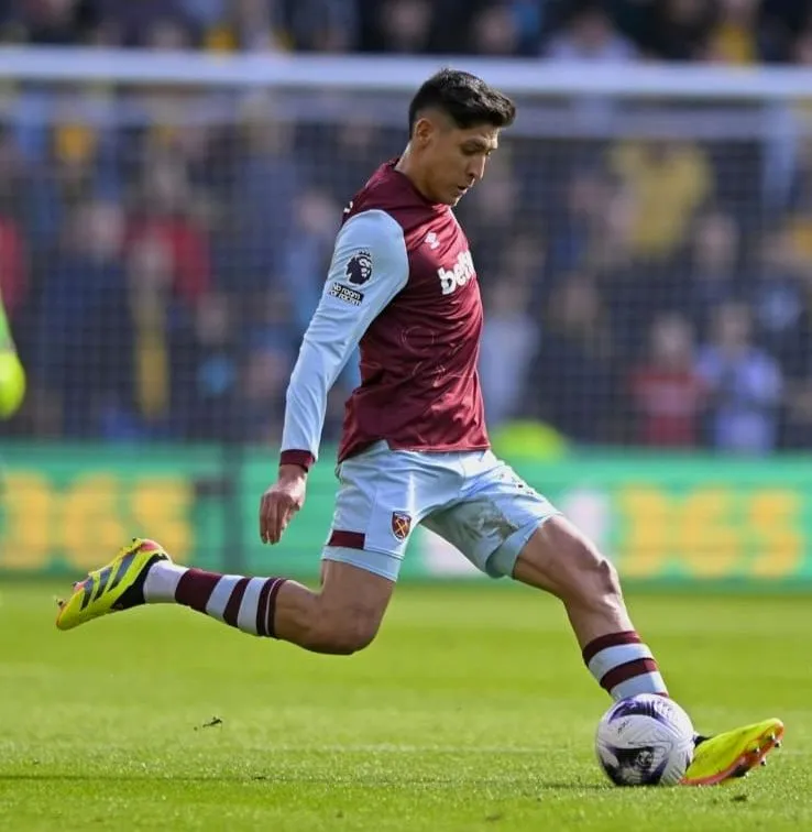 IG @edsonnalvarez Edson da un pase durante un partido