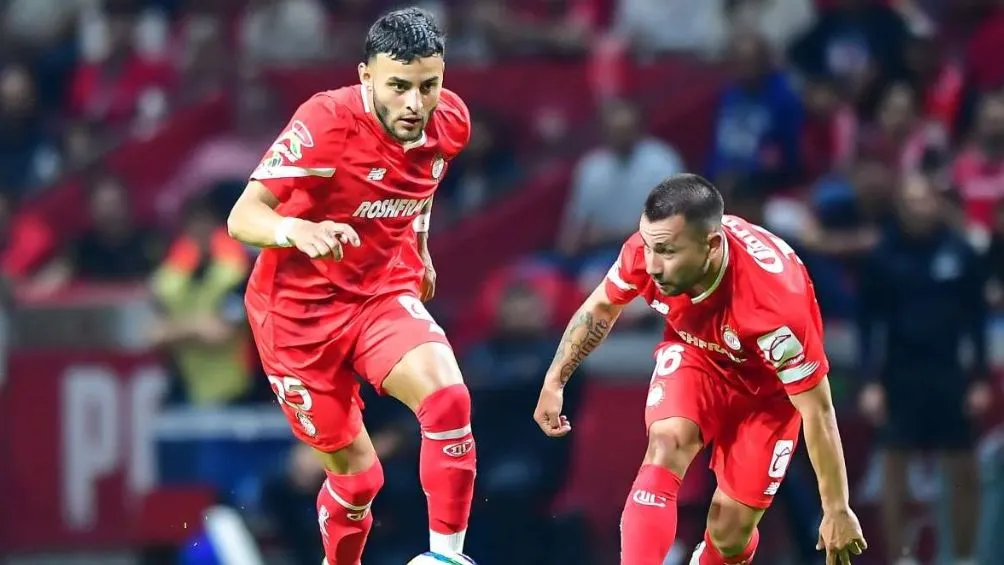 Alexis Vega jugando con Toluca