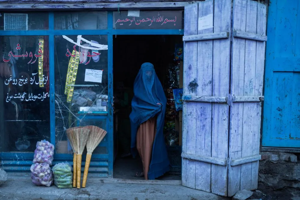 La mujer tampoco puede andar sola sin su familia o pareja.