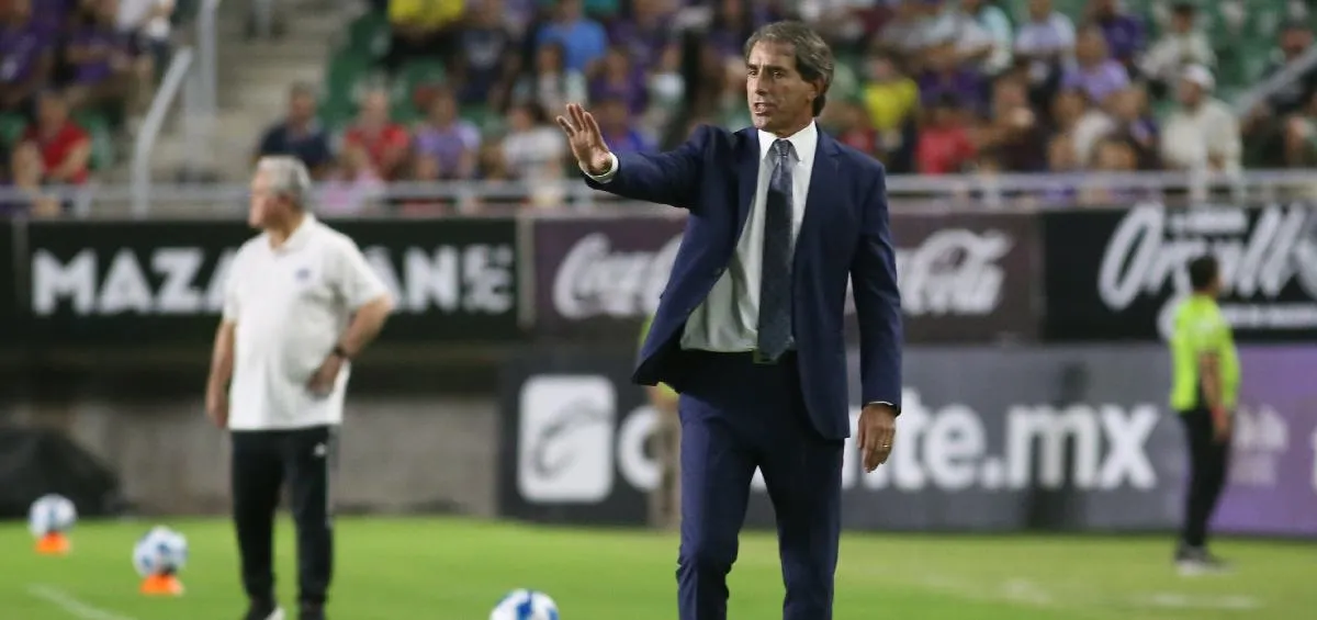 Pachuca se quedó con nueve jugadores