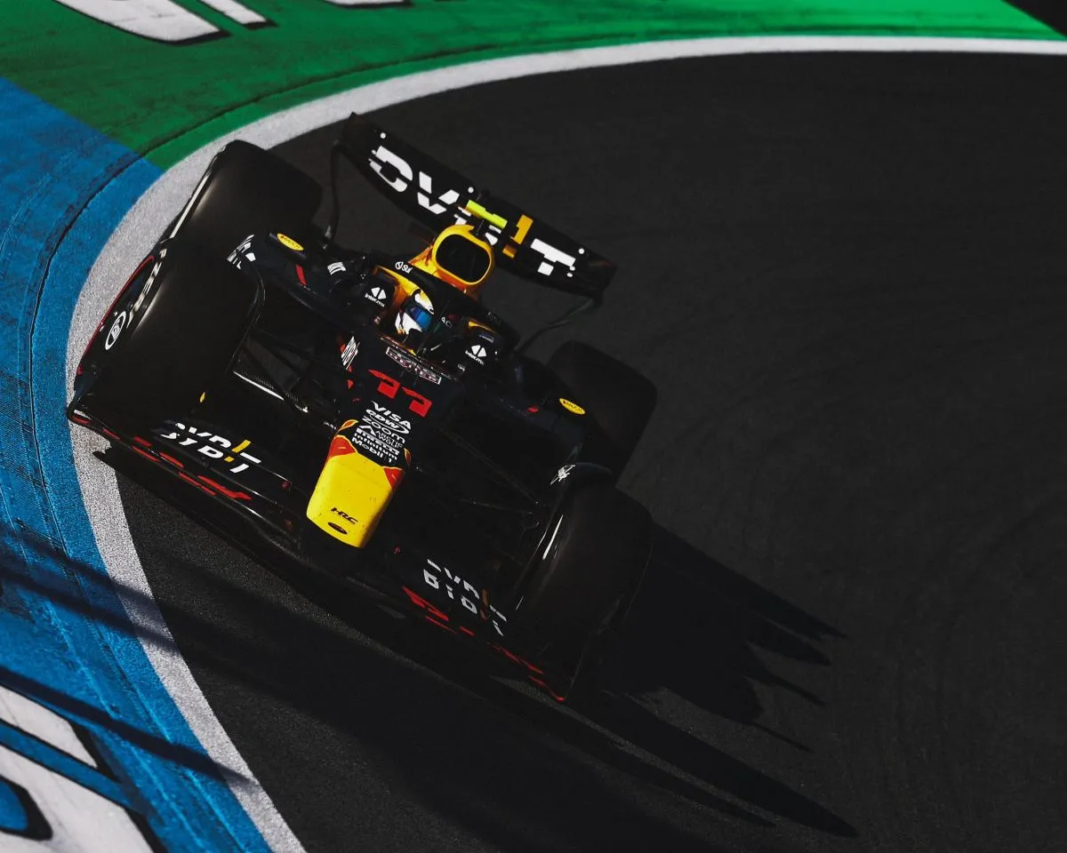 X: @SChecoPerez Checo en el asfalto