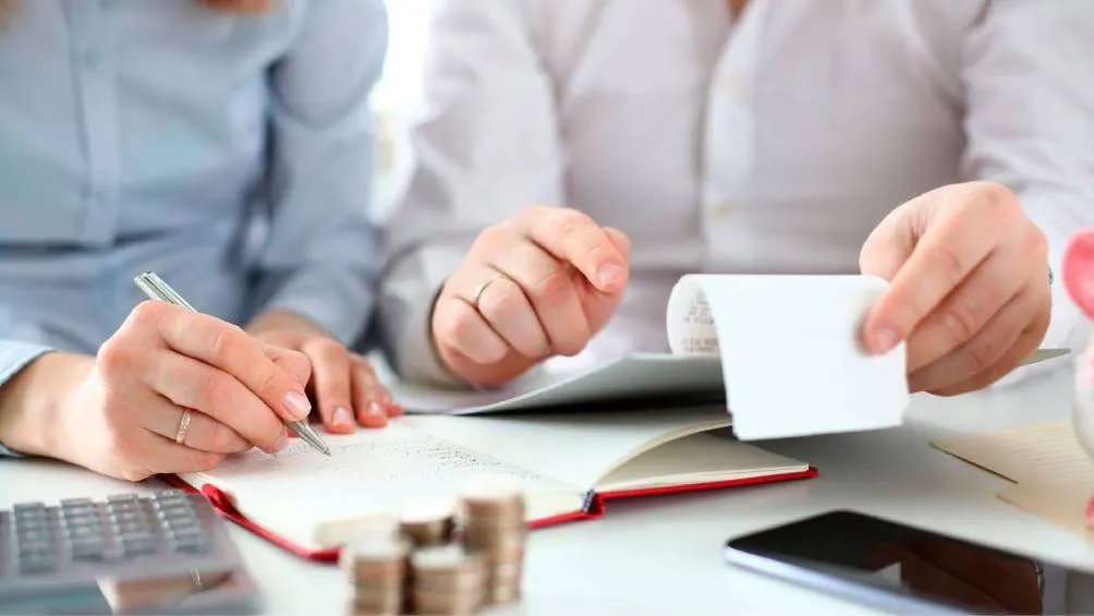 Ante el regreso de clases los padres de familia pueden deducir ciertos gastos escolares. Foto iStock