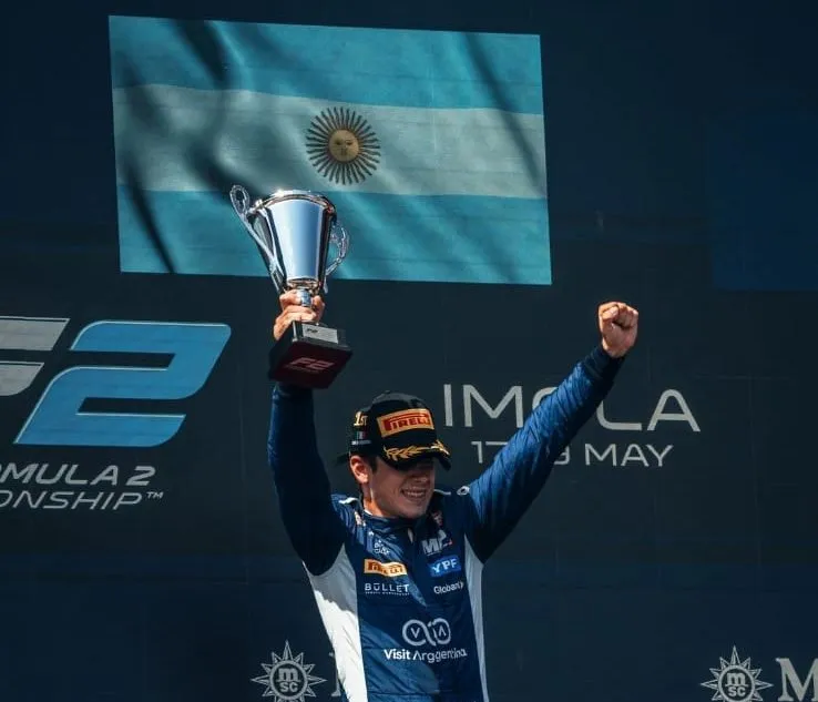 Franco Colapinto en el podio de una carrera de F2
