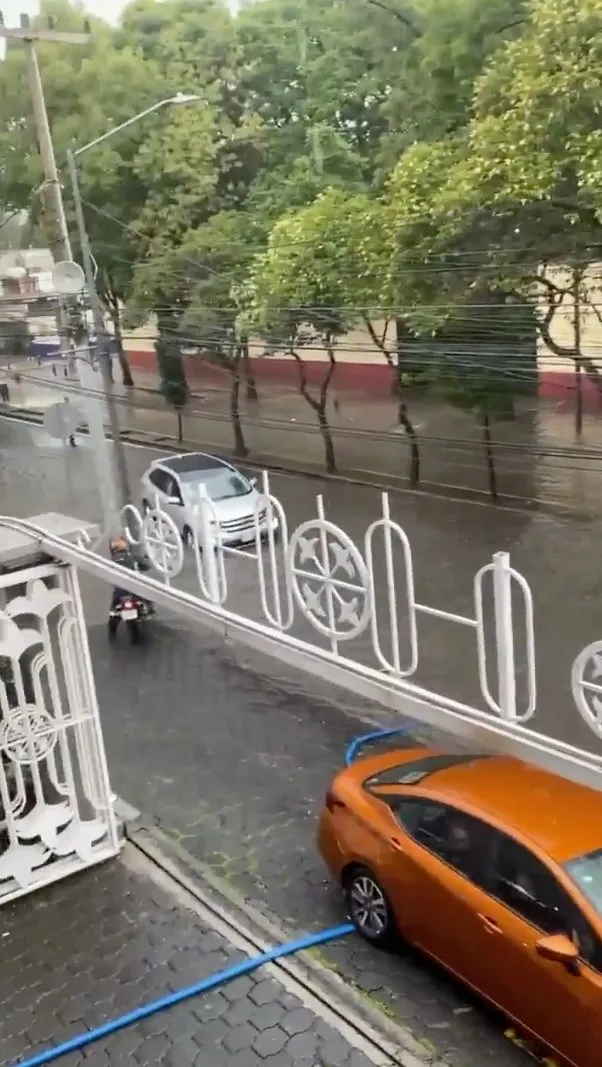 Redes Sociales Los autos no podrían circular por las inundaciones en las calles.