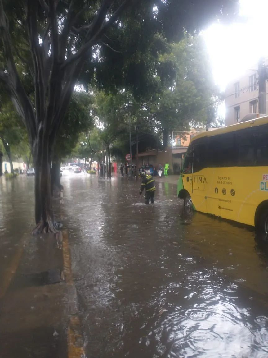 X: @Bomberos_CDMX Los encharcamientos alcanzaron hasta un metro.