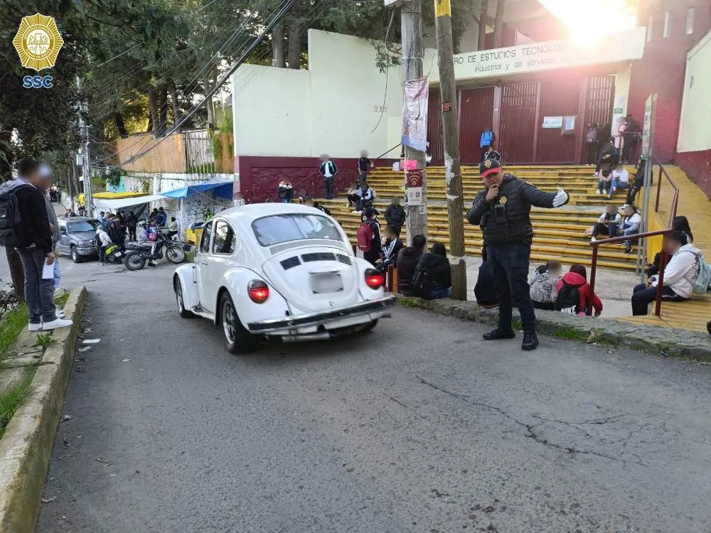 Los policías de tránsito estuvieron cuidando la entrada a clases.