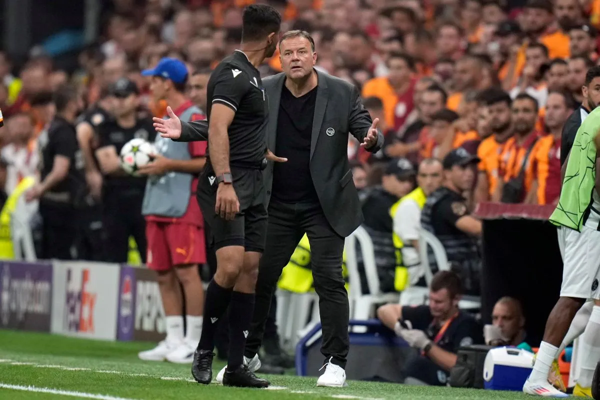 El técnico reclamando