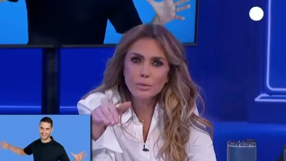 La villana de novelas se dio cuenta de todo lo que hablaba el regio de ella.