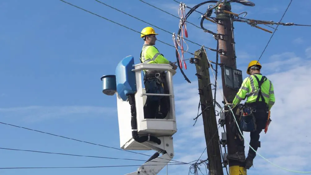 En un video viral en redes se muestra un supuesto trabajador de la CFE que afirma que es ilegal que te corten el servicio de luz. Foto CFE