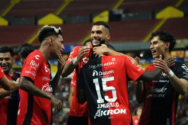 Jugadores de Atlas celebran un gol ante Pumas