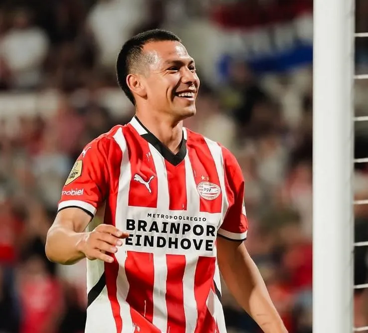 IG @hirvinglozano Lozano celebra un gol