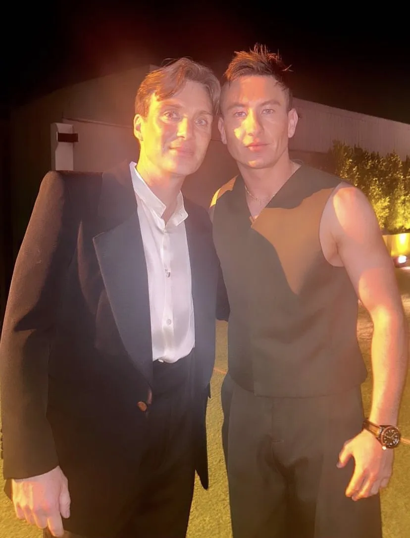 Barry Keoghan posando junto al actor Cillian Murphy