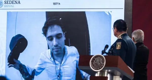 cuartoscuro Un archivo de la detención de "El Ratón" siendo mostrado a los medios, a un lado el presidente AMLO