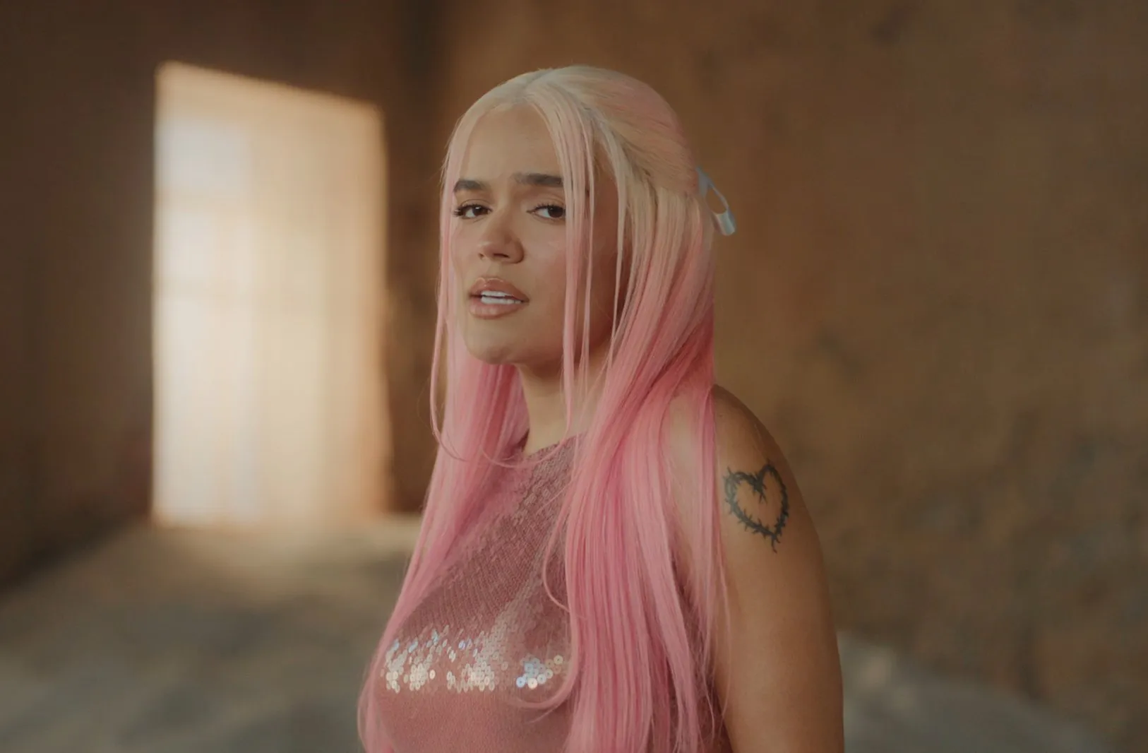 Karol G grabó el videoclip de 'Vivo Por Ella', pero sin estar junto al tenor.