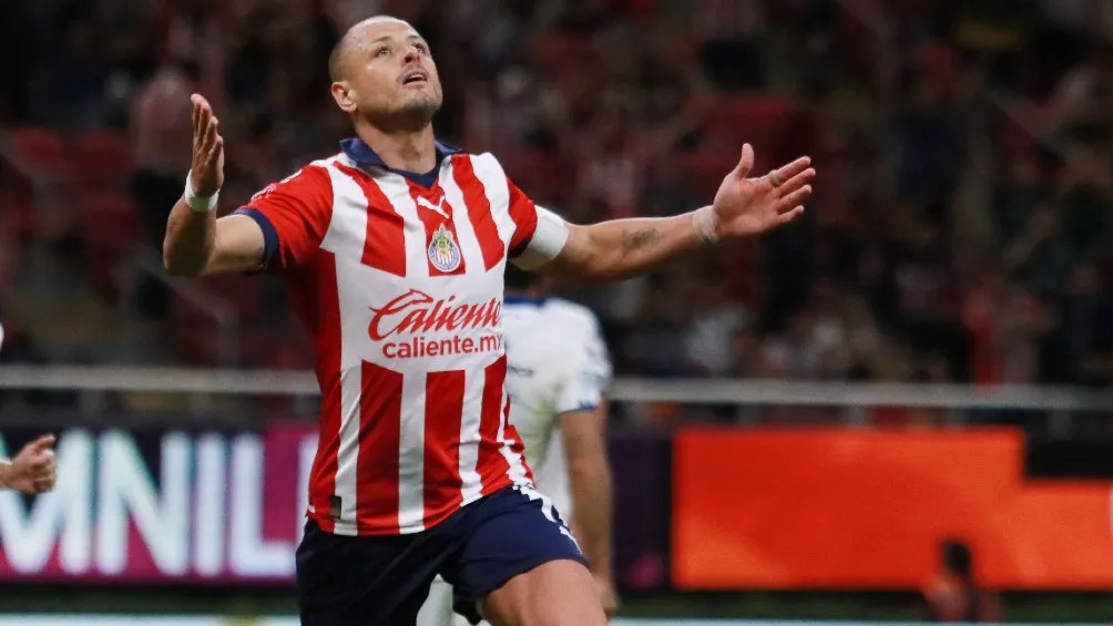 IMAGO7 Chicharito celebra un gol con Chivas