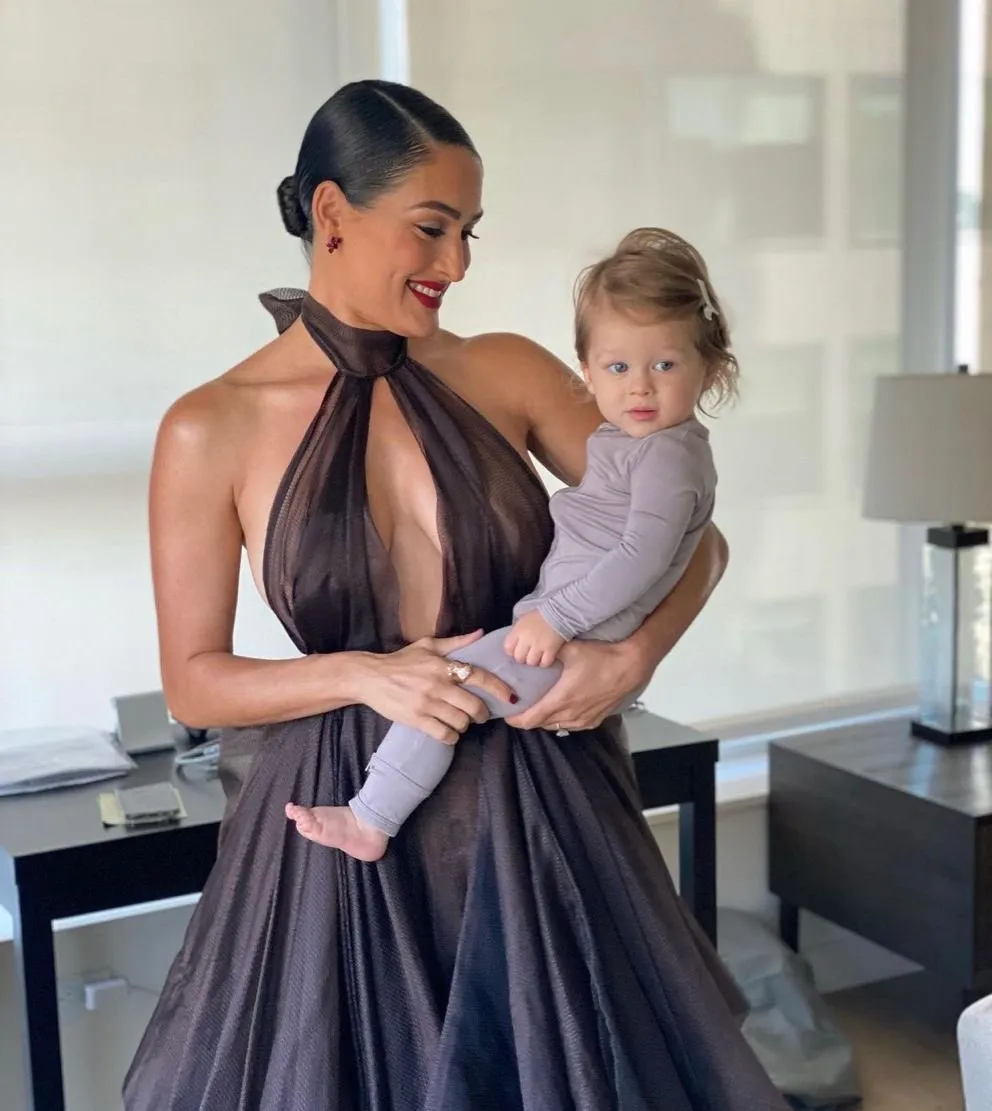 Bella tiene un hijo con su actual marido, quien ahora tiene una tensa relación