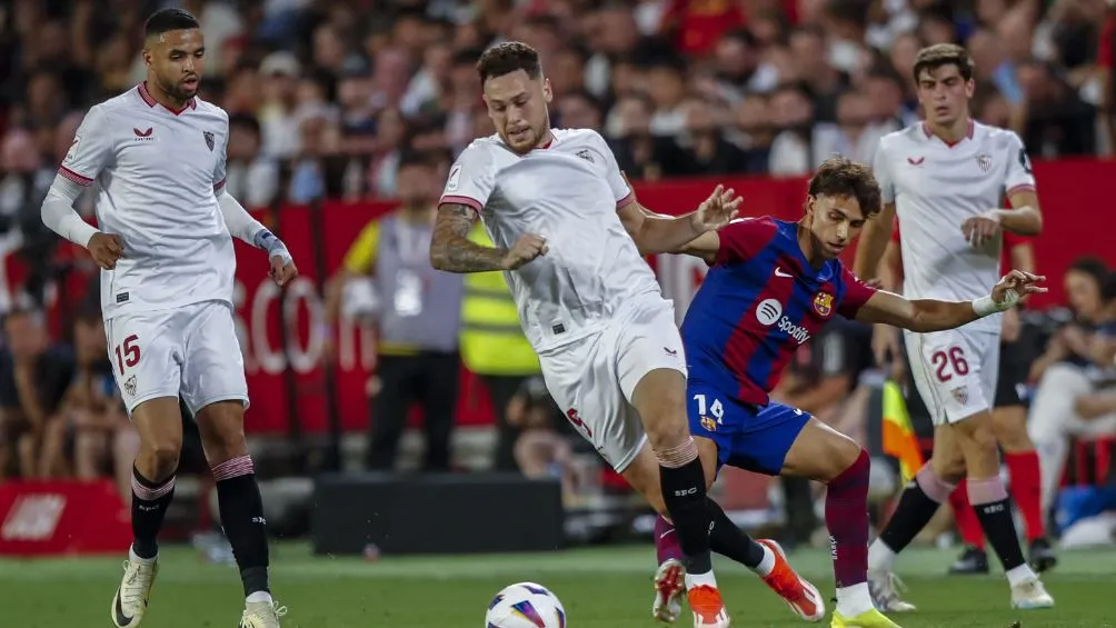 Ocampos en un partido con Sevilla
