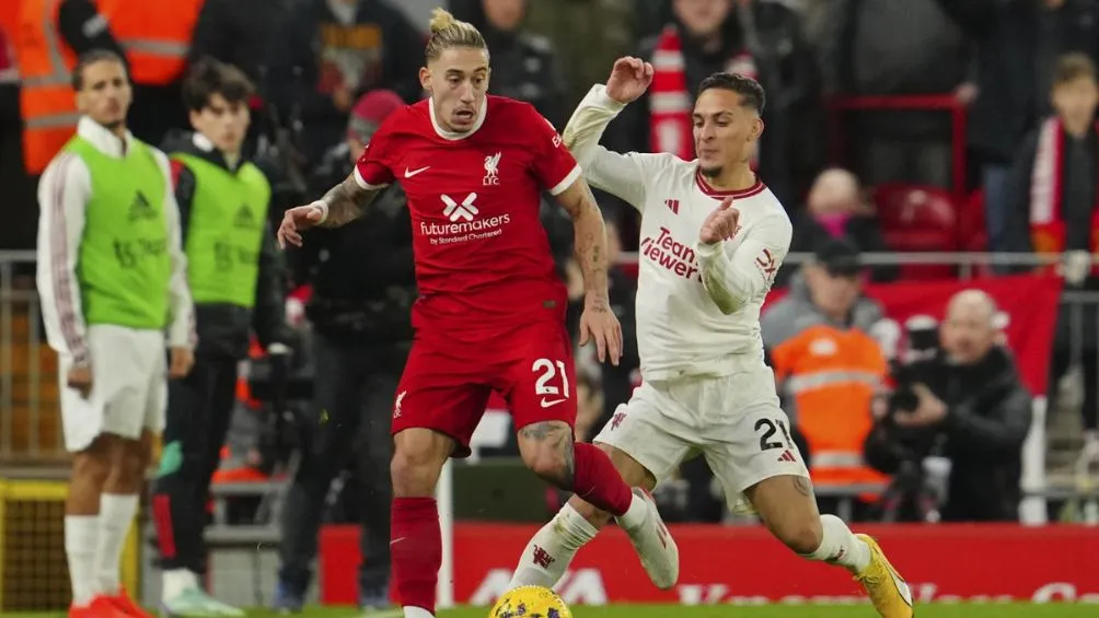 AP El Liverpool visita al Manchester United